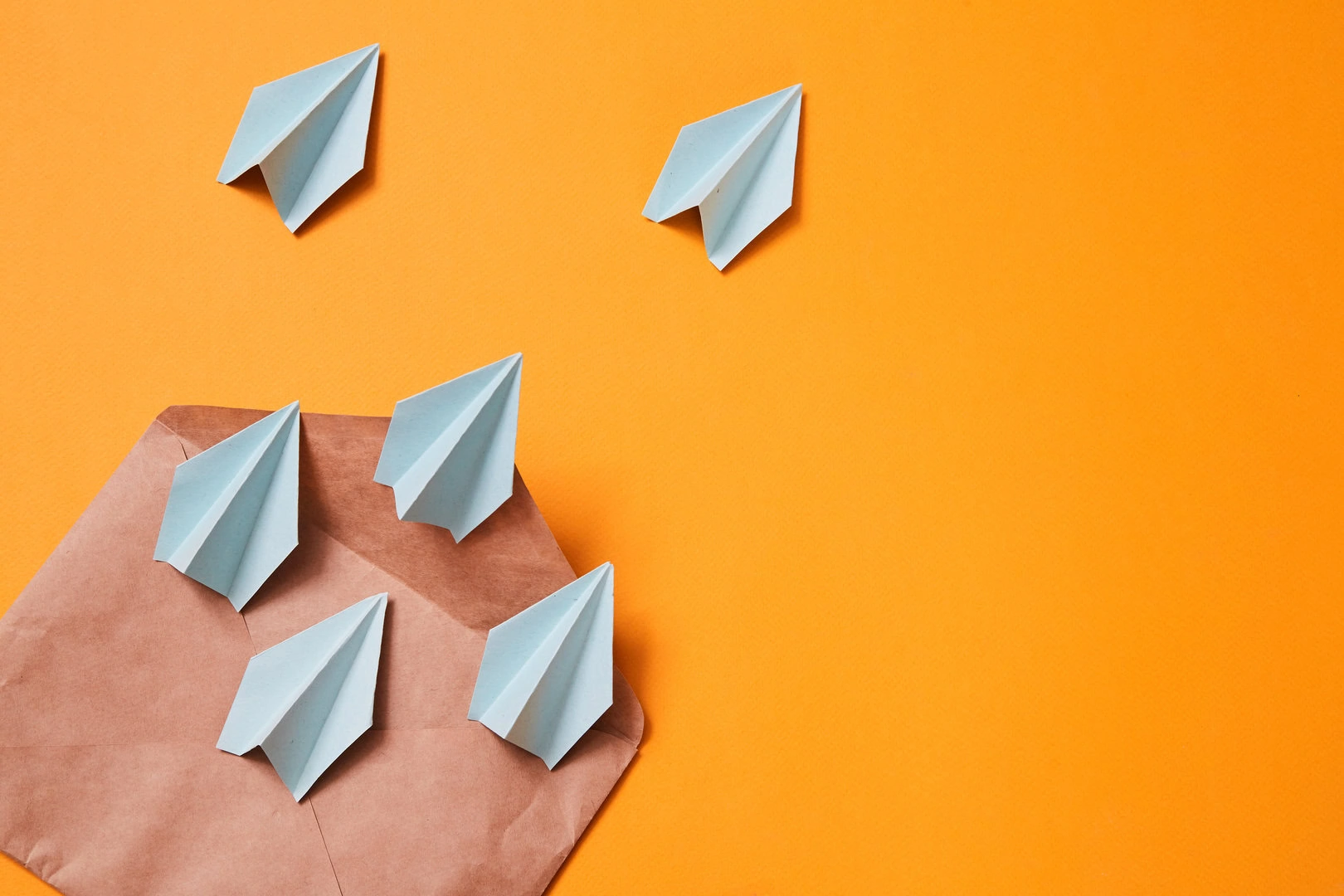 newsletter Papierflugzeuge kommen aus einem Brief – Newsletter